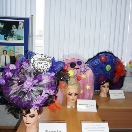 Выставка постижерных фантазийных работ по теме «Вселенная» открылась в ГАПОУ СО «ЕПТТ им. В.М. Курочкина» ко Дню Космонавтики